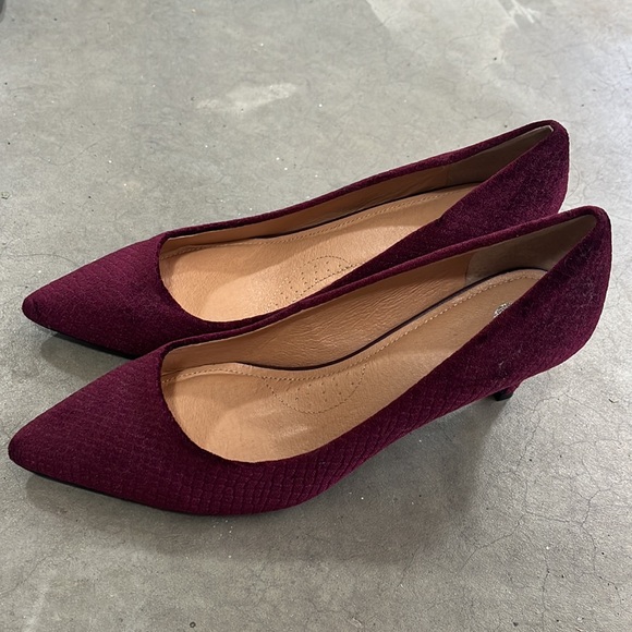 Burgundy plumb colored heel. - Picture 2 of 5